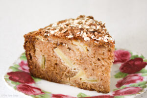 Apple cake with sour cream and spice