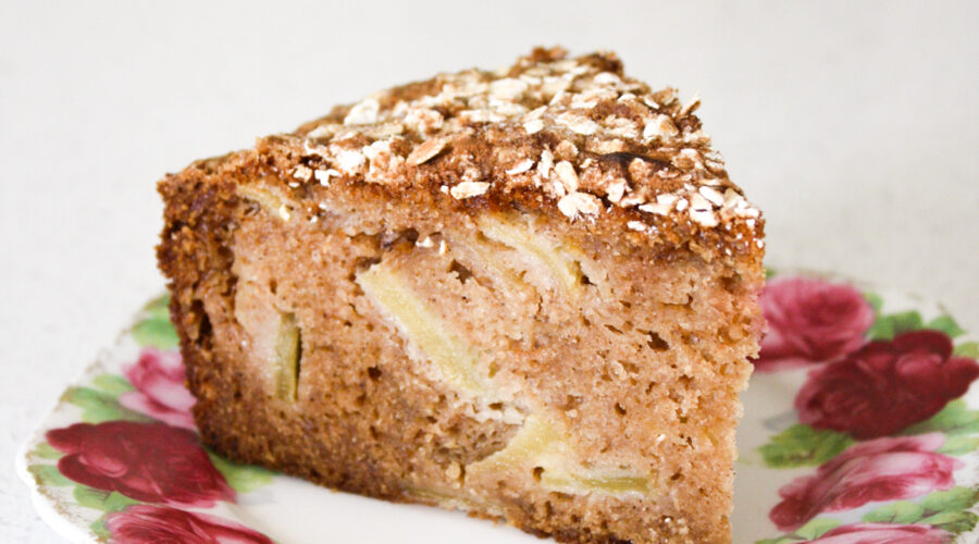 Apple cake with sour cream and spice